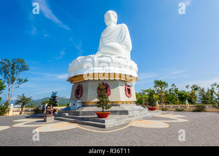 Big Buddha Statue im Long Son Pagode oder Chua lange Sohn, ein buddhistischer Tempel in der Stadt Nha Trang im südlichen Vietnam Stockfoto