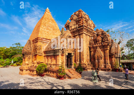 Ponagar oder Thap Ba Po Nagar ist ein Cham Tempel Turm in der Nähe von Nha Trang Stadt in Vietnam. Stockfoto