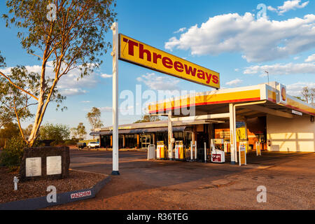 Berühmte Threeways Roadhouse am Stuart Highway und Barkly Highway Kreuzung. Stockfoto