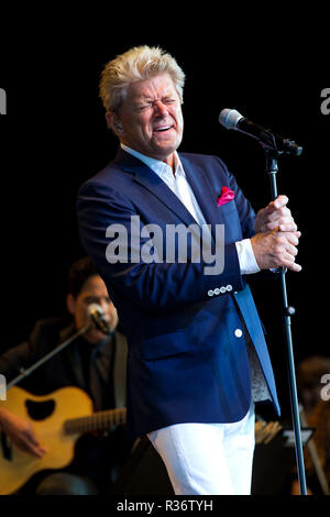 BETHEL, NY - AUGUST 02: Peter Cetera führt mit dem Hudson Valley Philharmonie im Konzert an Bethel Woods Art Center am 2. August 2015 in Bethel, New York. (Foto von Steve Mack/S.D. Mack Bilder) Stockfoto