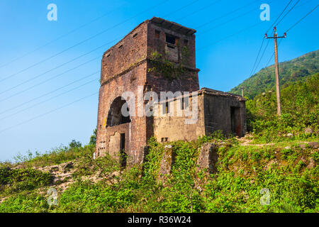 Alte Gebäude an der Quan Hai Van Pass in Danang City in Vietnam. Stockfoto