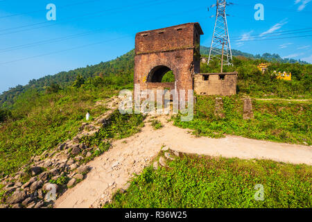 Alte Gebäude an der Quan Hai Van Pass in Danang City in Vietnam. Stockfoto