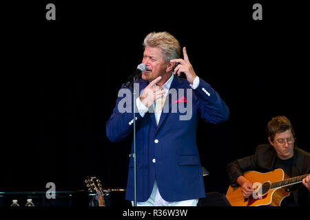 BETHEL, NY - AUGUST 02: Peter Cetera führt mit dem Hudson Valley Philharmonie im Konzert an Bethel Woods Art Center am 2. August 2015 in Bethel, New York. (Foto von Steve Mack/S.D. Mack Bilder) Stockfoto