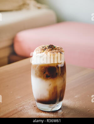 Ice Caffe Mokka mit Schlagsahne auf Holztisch an heißen sonnigen Tag Stockfoto