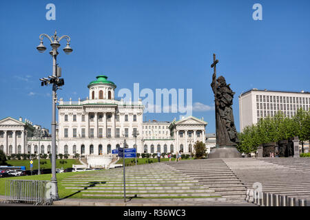 Moskau, Russland - August 9, 2018: Denkmal für Prinz Wladimir, der Täufer, in Borovitskaya Platz in Moskau, Russland. Berühmte Pashkov House im Hinterg Stockfoto