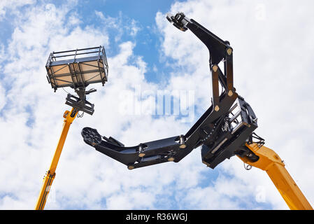 Hydraulische high-altitude Baumaschinen auf Sky Stockfoto