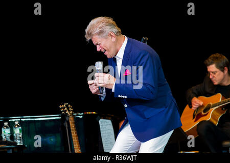 BETHEL, NY - AUGUST 02: Peter Cetera führt mit dem Hudson Valley Philharmonie im Konzert an Bethel Woods Art Center am 2. August 2015 in Bethel, New York. (Foto von Steve Mack/S.D. Mack Bilder) Stockfoto