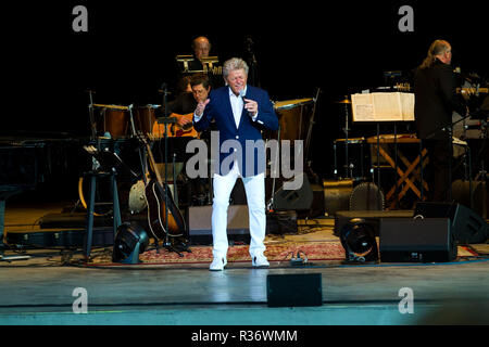 BETHEL, NY - AUGUST 02: Peter Cetera führt mit dem Hudson Valley Philharmonie im Konzert an Bethel Woods Art Center am 2. August 2015 in Bethel, New York. (Foto von Steve Mack/S.D. Mack Bilder) Stockfoto