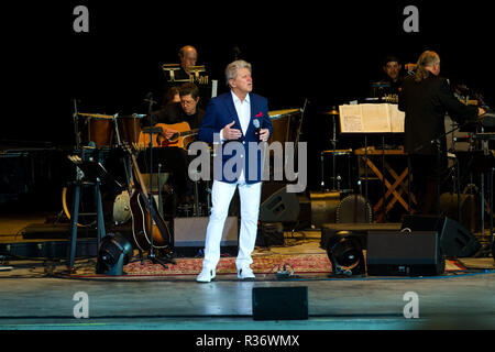 BETHEL, NY - AUGUST 02: Peter Cetera führt mit dem Hudson Valley Philharmonie im Konzert an Bethel Woods Art Center am 2. August 2015 in Bethel, New York. (Foto von Steve Mack/S.D. Mack Bilder) Stockfoto