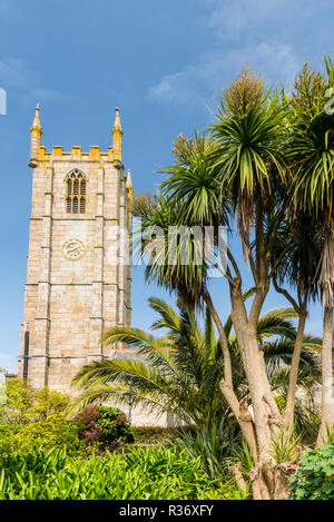 Ia Kirche von St, St Ives, Cornwall, England mit einer Palme im Vordergrund. Stockfoto