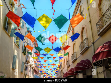 Drachen während Street Festival in Ceret, Roussillon Frankreich Stockfoto