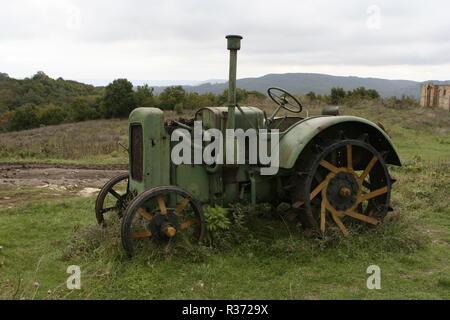 Ein Schuss von einem alten tracktor auf ein Feld Stockfoto