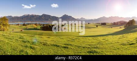 Panoramablick auf die Landschaft in Bayern in der Region Allgäu. Stockfoto