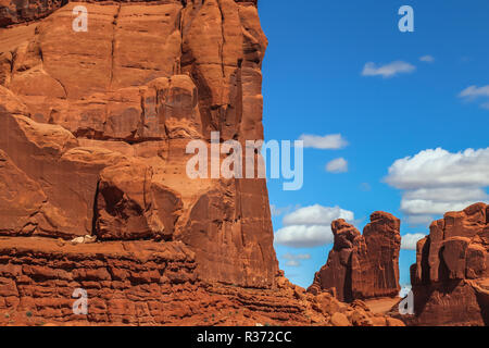 Sandstein Turm im Arches Nationalpark in der Wüste von Utah Stockfoto