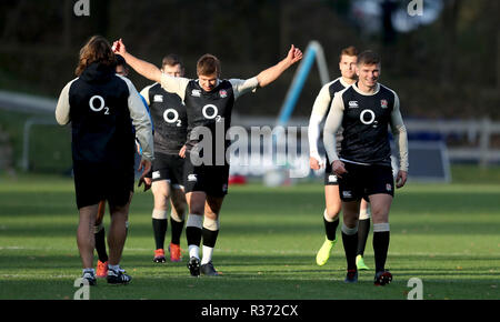 Englands Owen Farrell (rechts) und Piers Francis (Zweite links) während des Trainings in Pennyhill Park, in Bagshot. Stockfoto