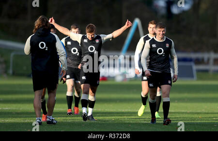 Englands Owen Farrell (rechts) und Piers Francis (Zweite links) während des Trainings in Pennyhill Park, in Bagshot. Stockfoto