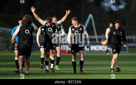 Englands Owen Farrell (rechts) und Piers Francis (Zweite links) während des Trainings in Pennyhill Park, in Bagshot. Stockfoto