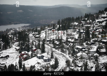 Ein Blick auf die Stadt von Holmenkollen von der Oberseite der Holmenkollen in Oslo, Norwegen. Stockfoto