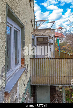 Alten verfallenen Haus, Seitenansicht Stockfoto