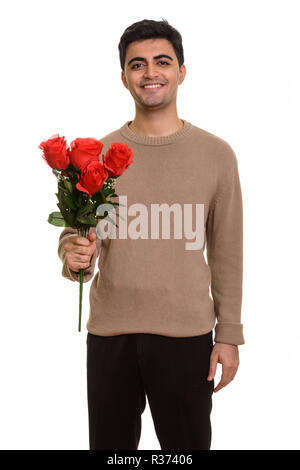 Junge glücklich Persischen Mann mit roten Rosen zum Valentinstag bereit Stockfoto