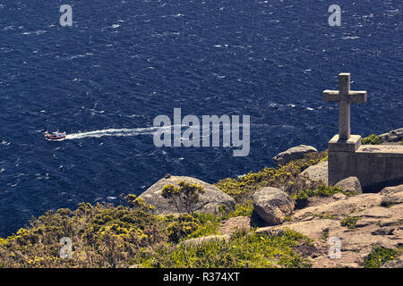 Steinkreuz an der Steilküste von Kap Finisterre - Fisterra, A Coruña, Galizien, Spanien, Europa Stockfoto