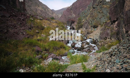 Kleiner Wasserfall zu Too-Ashuu Pass und Kara Balta Fluss und das Tal an Chuy Region Kirgisistan Stockfoto