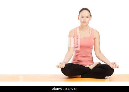 Yoga pose padmasana vor weißem Hintergrund Stockfoto