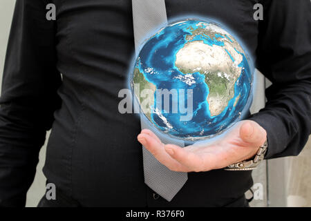 Unternehmer im schwarzen T-Shirt und graue Krawatte mit Kugel in seiner Hand. Stockfoto