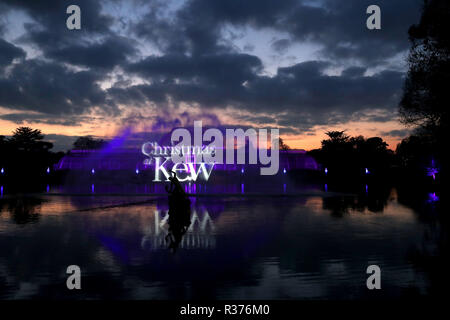 Die Sonnenuntergänge über Weihnachten bei Kew Zeichen, wie über eine Millionen Lichter sind in der Nähe beleuchtet, als Teil der Kew Garden nach dunklen Landschaft Trail in den Royal Botanic Gardens in Richmond. Stockfoto