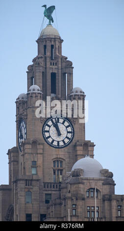 LIVERPOOL, ENGLAND - NOVEMBER 5, 2018: Turm auf dem Grad 1 aufgeführten Royal Liver Building Office Block an der Pier Head auf der Liverpool Waterfront Stockfoto