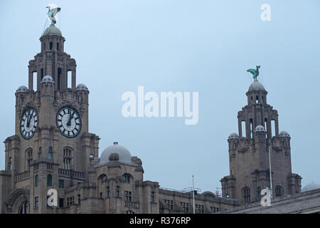 LIVERPOOL, ENGLAND - NOVEMBER 5, 2018: die Twin Towers auf dem Royal Liver Building Office Block an der Pier Head auf das Wahrzeichen Liverpools Waterfront Stockfoto