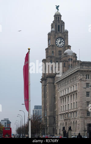 LIVERPOOL, ENGLAND - NOVEMBER 5, 2018: Turm auf dem Grad 1 aufgeführten Royal Liver Building Office Block an der Pier Head auf der Liverpool Waterfront Stockfoto