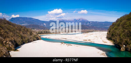 Türkis geflochtenes Fluss von der Brücke Tagliamente Flagjel Pinzano mit Bergen, Cuel di Forchia und Cuar am Horizont im Frühjahr in Italien Stockfoto