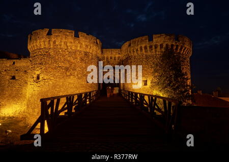 Die beiden steinernen Türmen, Toren und hölzerne Brücke in der Belgrader Festung bei Nacht in Serbien Stockfoto