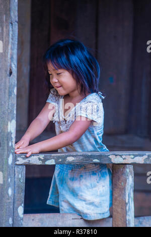 Laotisches Kind aus dem Dorf Bam Phoansa in Laos Stockfoto