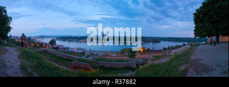 Belgrad, Serbien - Mai 05, 2018: Abend Panoramablick auf den Fluss Sava aus der Belgrader Festung im Frühling Stockfoto