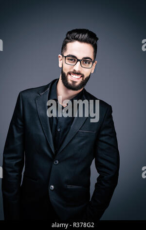 Porträt eines lächelnden jungen Geschäftsmann Stockfoto