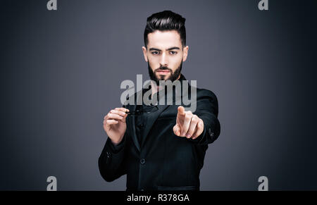 Porträt eines jungen Geschäftsmann auf der Linse Stockfoto