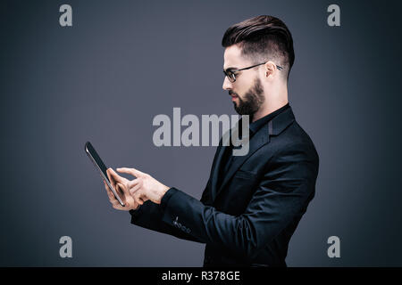 Porträt einer überrascht junge Unternehmer mit einem Touch Pad in der Hand Stockfoto