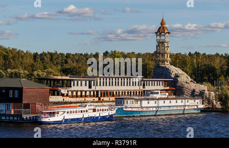 Pirs V Troitskom (Pier in Rhodes) mit Rost Schiffe dockside auf dem Kanal in Moskau, Russland. Stockfoto