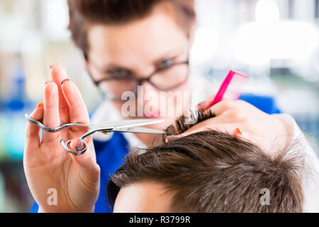 Friseur schneidet man in Friseur Stockfoto