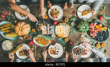 Freunde am Thanksgiving Tag Tabelle mit der Türkei und mit Wein schlemmen Stockfoto