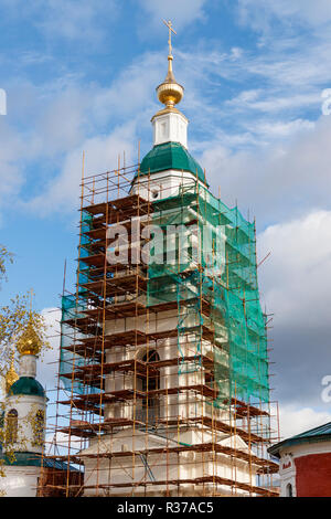 Smolensk Kirchturm Reparaturen innerhalb der Epiphanie Kloster, Uglitsch, Goldener Ring, Oblast Jaroslawl, Russland. Stockfoto