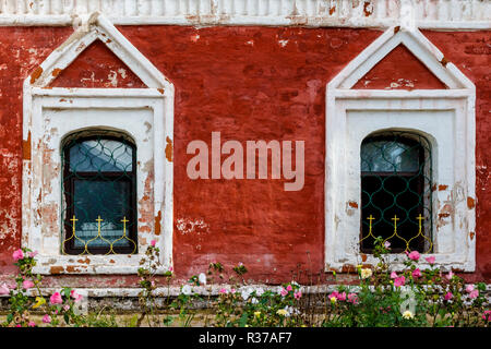 Smolensk Kirche innerhalb der Epiphanie Kloster, Fenster, Uglitsch, Goldener Ring, Oblast Jaroslawl, Russland. Stockfoto