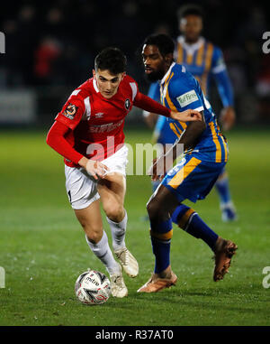 Der Salford City Tom Walker (links) und von Shrewsbury Town Anthony Grant Kampf um den Ball während der Emirates FA Cup, erste Runde replay Match auf der Halbinsel Stadium, Salford. Stockfoto
