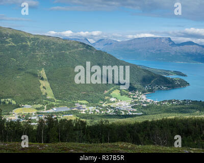 Oben Lyngseidet, über das Dorf auf Wanderung bis zu Rörnestinden, Lyngen Halbinsel Lyngen Alpen, Norwegen Stockfoto