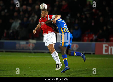 Der Salford City Adam Rooney (links) und von Shrewsbury Town Josh Emmanuel Kampf um den Ball während der Emirates FA Cup, erste Runde replay Match auf der Halbinsel Stadium, Salford. Stockfoto