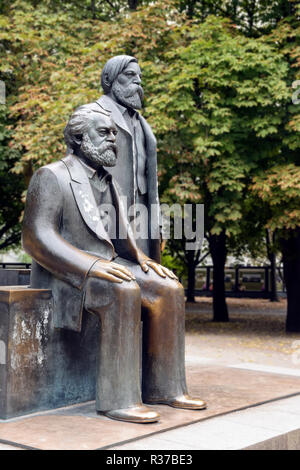 Teil der Denkmal von Karl Marx und Friedrich Engels in der Marx-Engels-Forum, ein öffentlicher Park im zentralen Bezirk Mitte von Berlin, Deutschland Stockfoto