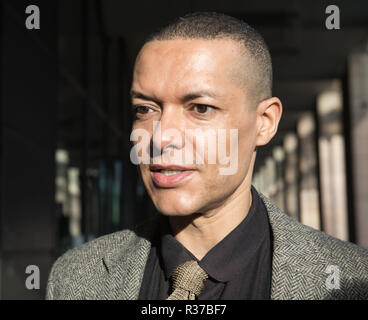 Portcullis House, London, Großbritannien. 5. Januar 2016. Clive Lewis MP entsteht Portcullis House, wo die Labour Party Kabinettsumbildung pla genommen hat Stockfoto