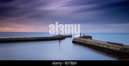 High Tide am Hafen whitby, North Yorkshire in der Dämmerung kurz nach Sonnenuntergang an einem Oktoberabend Stockfoto